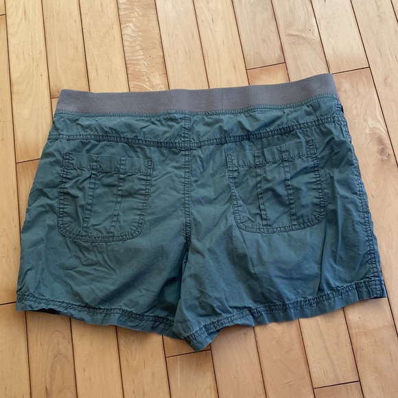 Comfy khaki shorts - Picture 2 of 3